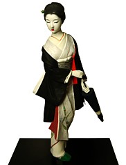 японска старинная статуэтка Девушка с зонтиком