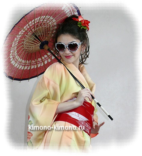 японское кимоно, пояс оби и японский зонтик от солнца