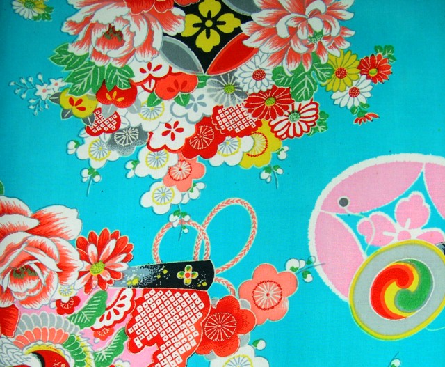 японский рисунок на шелковой ткани женского кимоно
