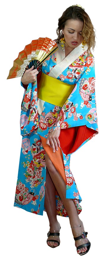 девушка в страинном японском кимоно и с веером в руке