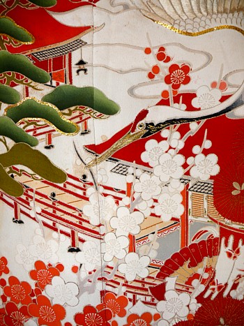 деталь рисунка и вышивки ткани антикварного японского кимоно
