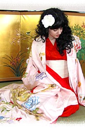 шелковое японское кимоно с вышивкой