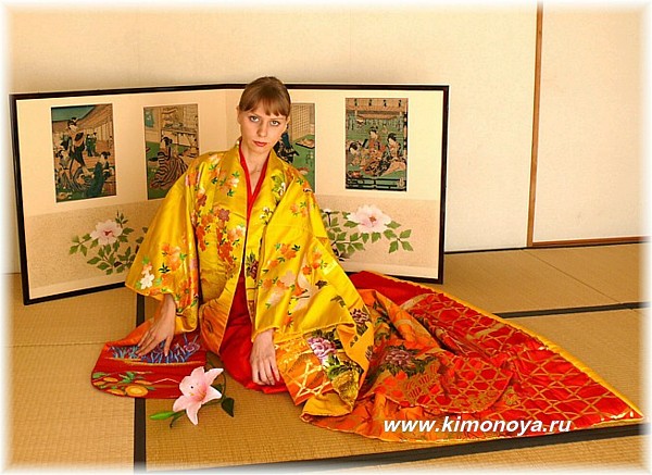 свадебное кимоно невесты из золотой парчи